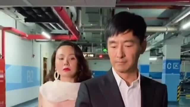 明星网红上台扔垃圾,环保意识引热议