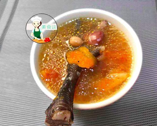 黑鸡吃瓜,瓜田里的欢乐食光