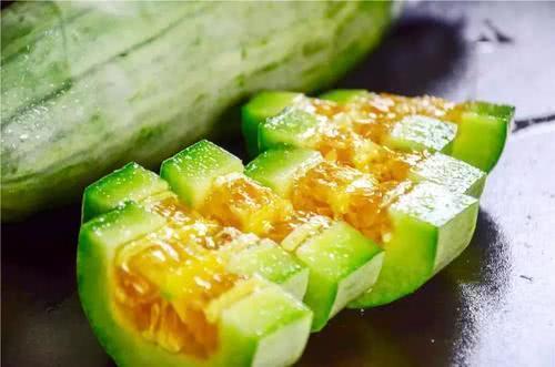 吃冰冻黑瓜,夏日消暑新宠，口感与营养的双重享受