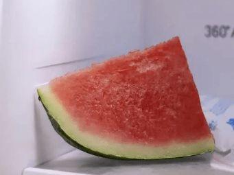 吃冰冻黑瓜,夏日消暑新宠，口感与营养的双重享受